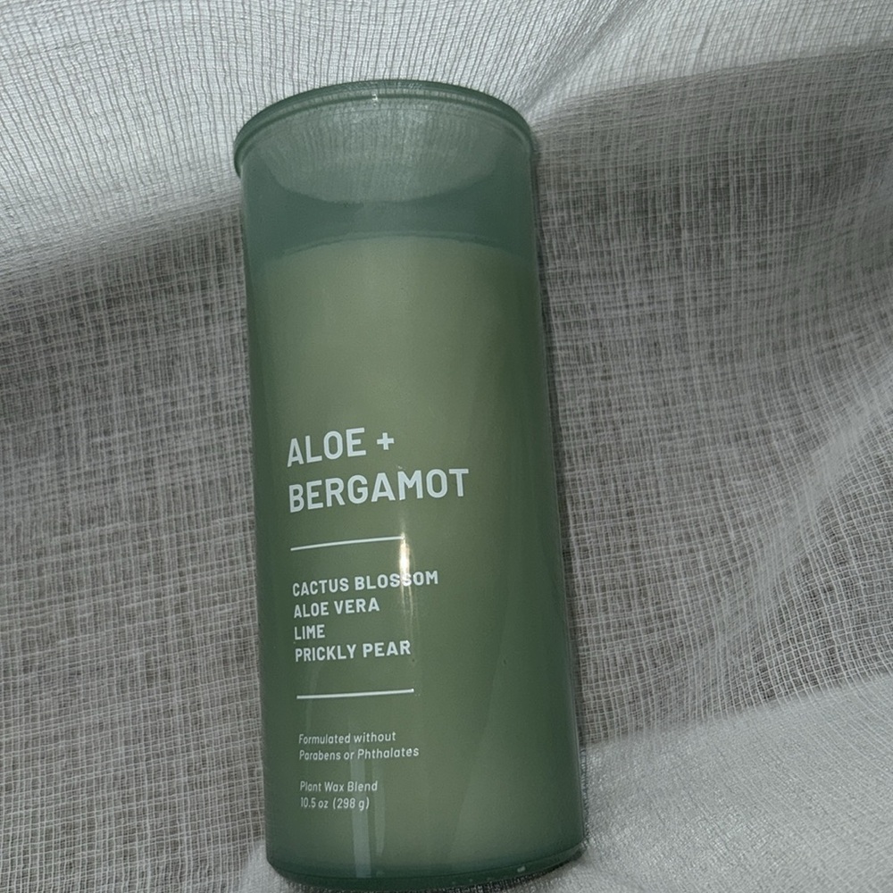 Aloe‎ + Bergamot  Candle - Green - Picture 8 of 15